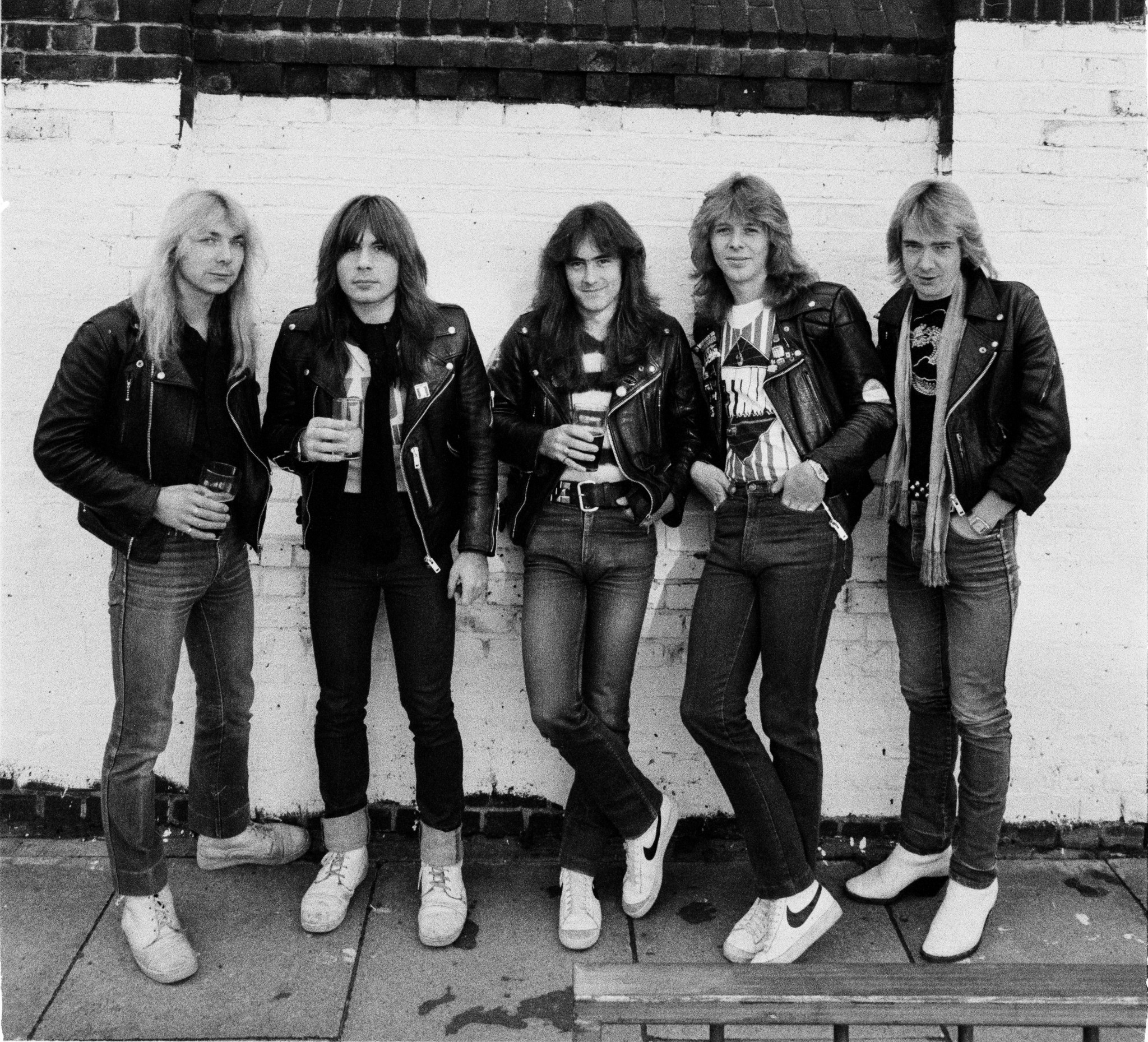 Členovia skupiny Iron Maiden v motorkárskych bundách v roku 1982 v Londýne